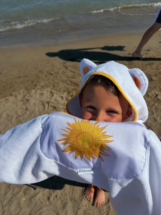 Naše ponča využijete i na dovolené – skvěle poslouží po koupání, na pláži i během větrných podvečerů u moře. Jsou hebká,...