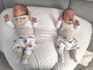 Děkujeme za krásnou fotku! ❤️ Dvojčátkům to v našich rostoucích tepláčkách s vlastní kresbou i slintáčcích moc sluší. Vaše...